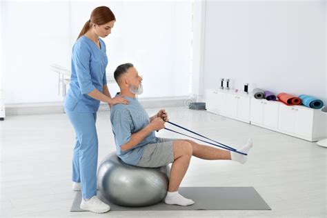 Professionista che lavora con un paziente in un ambiente clinico