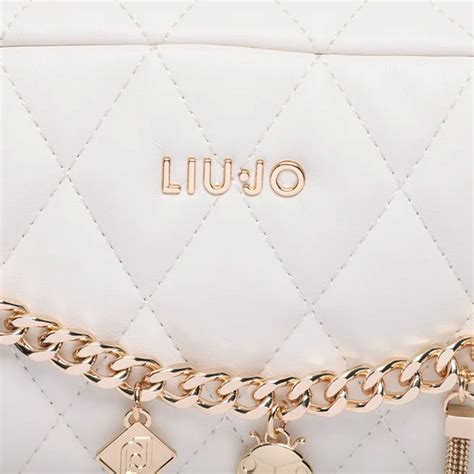 Dettaglio di una borsa Liu Jo con tracolla a catena