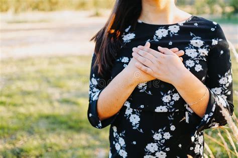 Persona che tiene le mani sul cuore, con un'espressione di profonda calma interiore