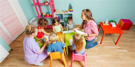Gruppo di bambini che partecipano a un'attività educativa all'aperto, con educatori che li supervisionano con cura