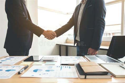 Persone che firmano un accordo