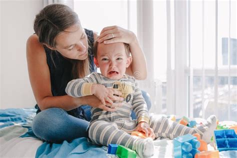 Bambino che piange mentre la madre se ne va