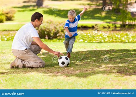 Padre che gioca con i figli