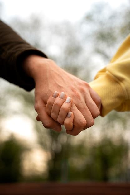 Persone che si tengono per mano con un cuore blu