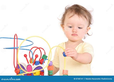 Bambino che scambia un'immagine con un giocattolo