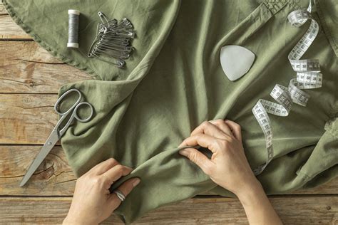 Primo piano di mani che accarezzano tessuti pregiati