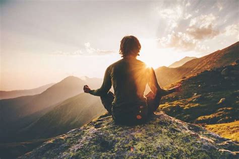 Persona seduta in meditazione in un ambiente sereno
