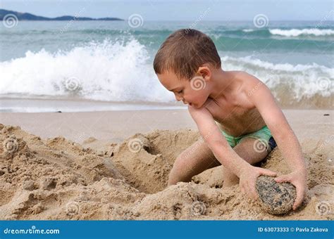 Bambino che gioca con la sabbia cinetica