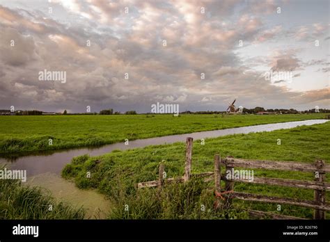 Paesaggio di polder olandesi con dighe e canali