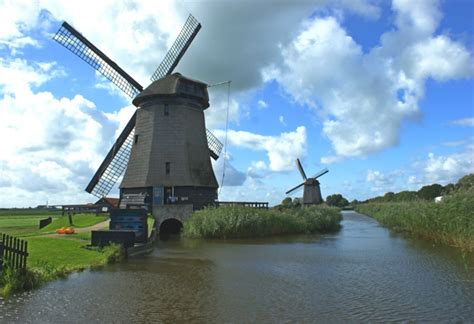 Mulini a vento olandesi storici utilizzati per il prosciugamento dei polder