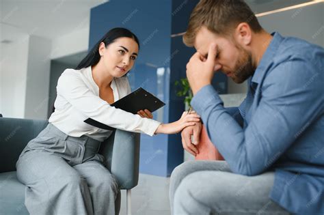 Psicologa in conversazione con un paziente