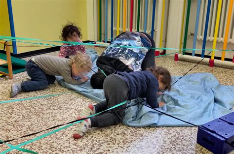Bambini che giocano e imparano con la psicomotricità