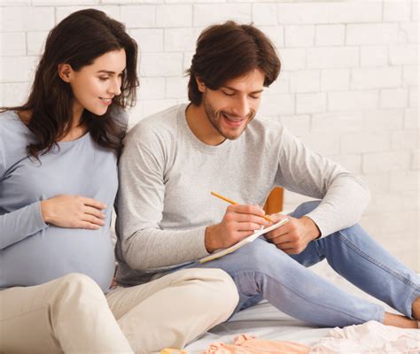 Genitori che scelgono un nome per il loro bambino
