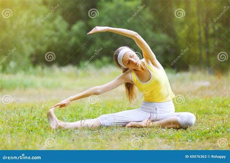 Illustrazione di persona che fa esercizio fisico all'aperto