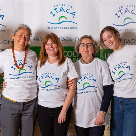 Volontari di Progetto Itaca che organizzano un evento di sensibilizzazione