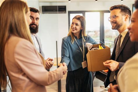 persone preoccupate al primo giorno di lavoro
