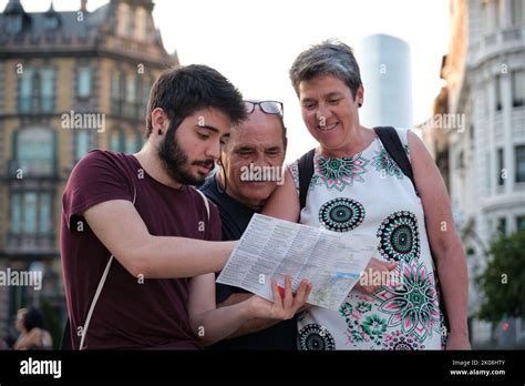 persona che guarda una mappa di una nuova città
