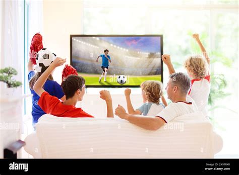 Persone che guardano una partita di calcio in televisione