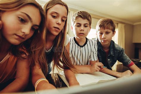 Illustrazione che rappresenta diversi bambini che imparano insieme, simboleggiando l'inclusione scolastica.