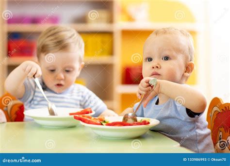 Bambini che mangiano frutta e verdura