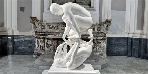 statua di Narciso che guarda il suo riflesso