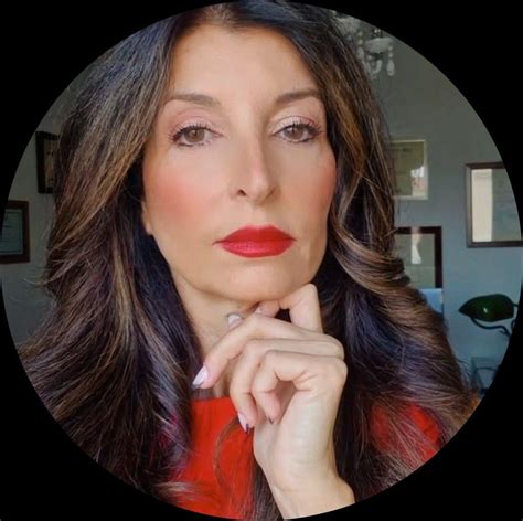 persona che esita ad avvicinarsi a un partner