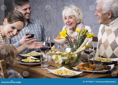 Famiglia pugliese riunita a tavola