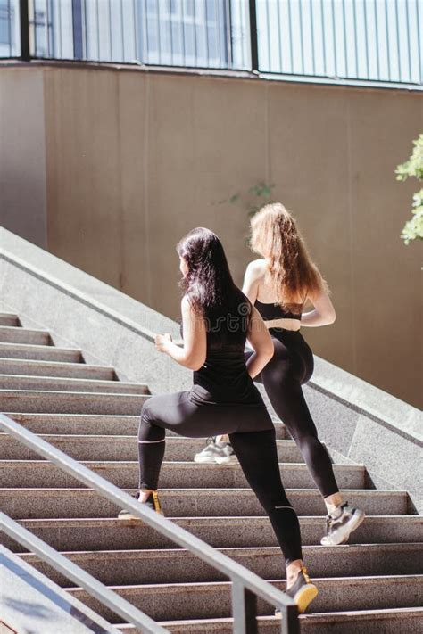 Donne che fanno esercizio fisico all'aperto