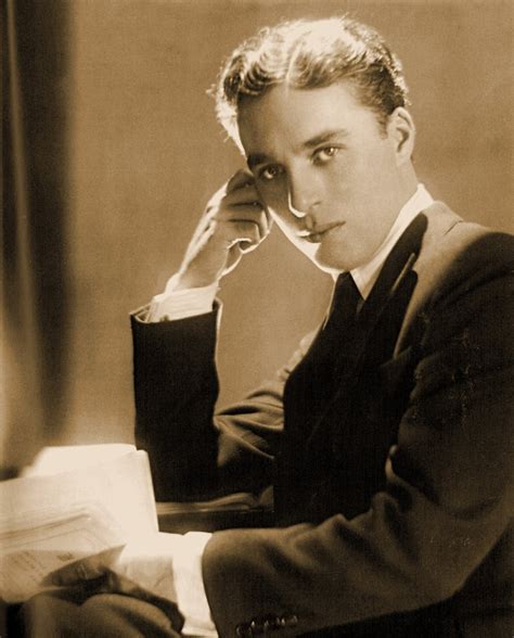 Ritratto di Charlie Chaplin in età avanzata