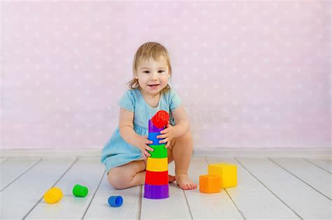 Bambino che gioca con blocchi educativi
