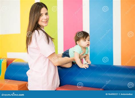 Terapista che lavora con un bambino usando blocchi colorati