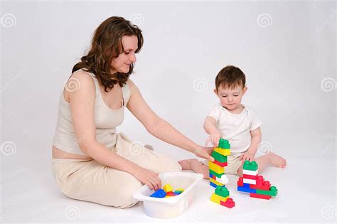 Bambino che gioca serenamente con un adulto