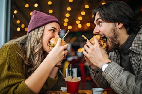 persone che mangiano in segreto