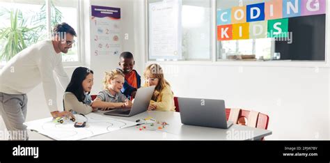 Bambini che utilizzano un software educativo
