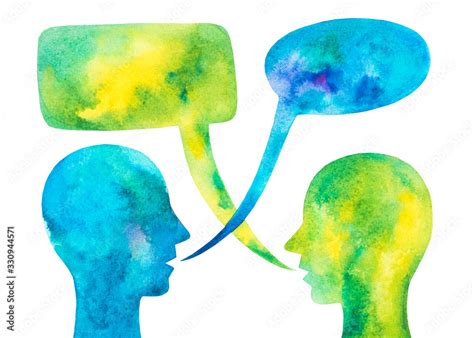 Immagine che rappresenta un dialogo tra due persone di culture diverse, con simboli che indicano la comunicazione e la comprensione