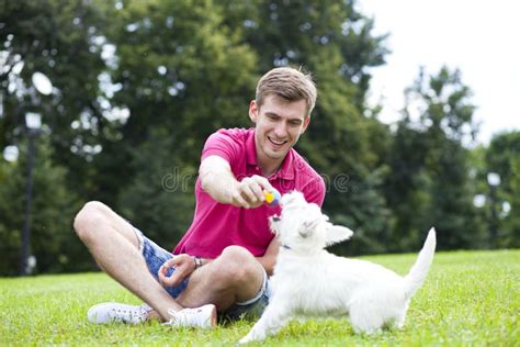 Persona con ADHD che gioca felicemente con il suo cane in un parco