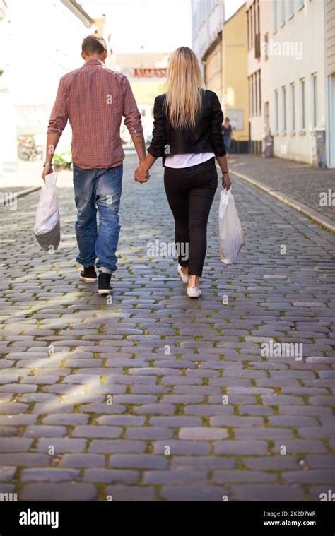 Coppia che cammina mano nella mano