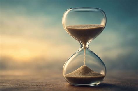 Immagine di una clessidra che si rovescia, con sabbia che rappresenta il tempo che scorre