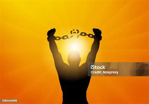 Immagine di una persona che rompe delle catene metaforiche, simboleggiando la liberazione dal dogmatismo