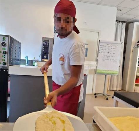 Giovani che imparano a fare la pizza