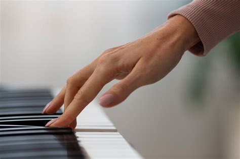 Psicologo che suona il pianoforte
