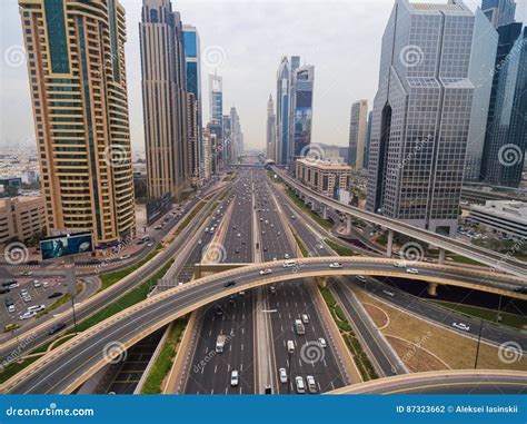Vista aerea di una città moderna con strade, edifici e spazi verdi