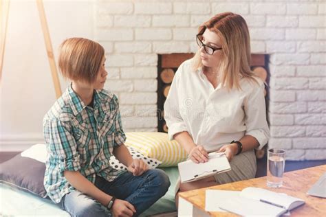 Psicologo infantile che parla con un bambino