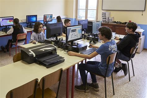 Immagine di studenti in un laboratorio informatico