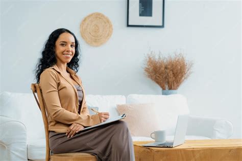 Ritratto di una psicologa con un atteggiamento professionale e empatico