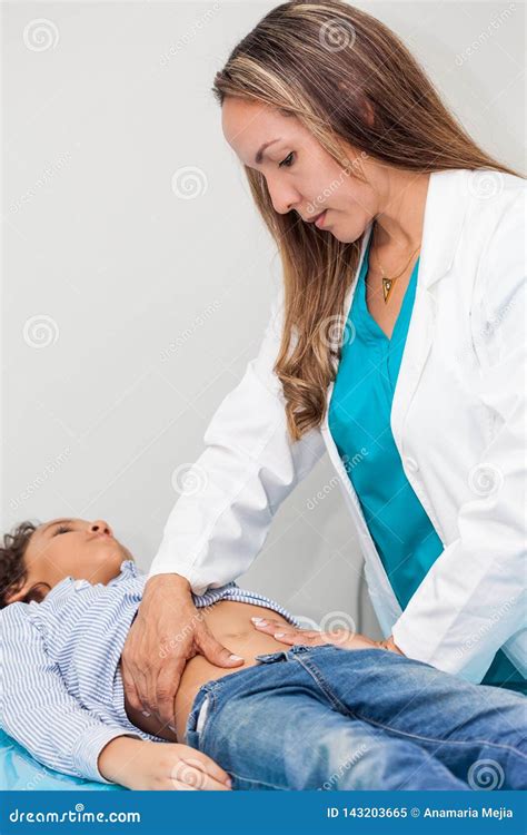 Medico che esamina un bambino