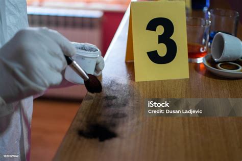 Scena del crimine con impronte digitali