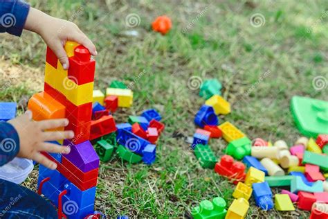 Bambino che gioca con blocchi colorati