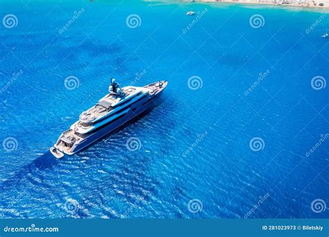 una nave mercantile in mezzo al mare con un'ombra scura che la segue