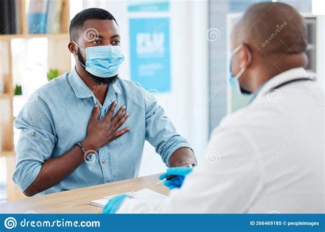 Dottore che parla con un paziente